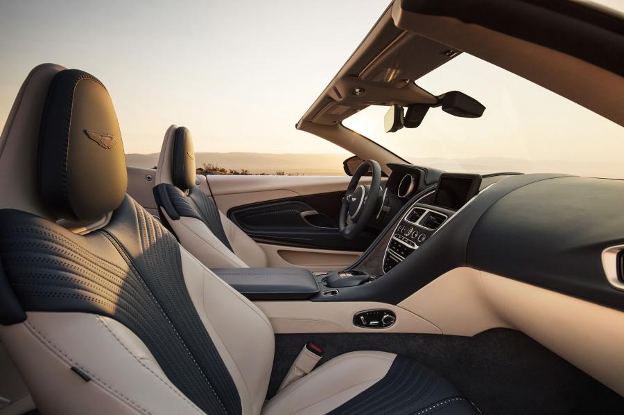 Интерьер Aston Martin DB11 V8 Volante 2018 года  (WW) (фото 14 из 54)